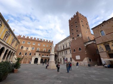 VERONA, ITALY - 28 Ekim 2024: İtalya 'nın Verona kentindeki Piazza dei Signori kasaba meydanında Palazzo di Cansignorio Kulesi