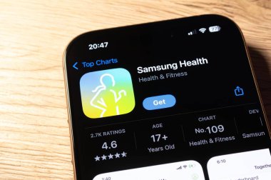 OSTRAVA, CZECHIA - 31 Ocak 2025: Samsung Sağlık Sağlığı İzleme Mobil Uygulamalı Apple uygulama mağazası