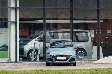 OSTRAVA, CZECH REPUBLIC - 16 ARALIK 2023: Hyundai i10 N Hattının ön görüntüsü bayilikte küçük bir spor hatchback
