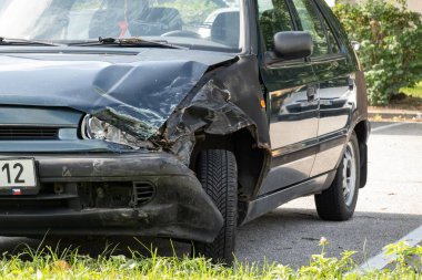 HAVIROV, CZECH REPUBLIC - 5 Ekim 2023: Trafik kazasından sonra Çek Skoda Felicia 'nın arabasında kırık far ve tampon ayrıntıları
