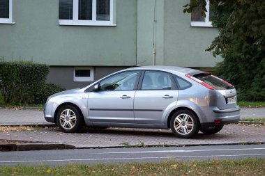 OSTRAVA, CZECHIA - 29 Eylül 2023: Mavi Ford Focus II Titanium hatchback cadde, yan ve dikiz manzaralı