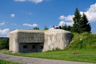 ROKYTNICE V ORLICKYCH HORACH, CZECH REPUBLIC - 26 AĞUSTOS 2012: Rokytnice kasabası yakınlarındaki Doğu Bohemya 'daki Piyade Bloğu (Na Holem)