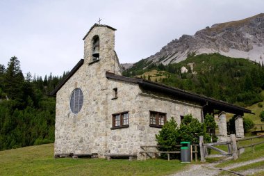 MALBUN, LİECHTENSTEIN - 26 Ekim 2012: Malbun, Lichtenstein, Avrupa 'da küçük bir Friedenskapelle kilisesi