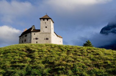 BalzERS, LICHTENSTEIN - 25 Ekim 2012: Balzers, Lichtenstein 'deki Gutenberg Şatosu, güzel gündoğumunda