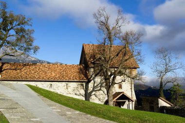 Balzers, Lichtenstein 'deki Burg Gutenberg Şatosu' nun avlusunda, güneş doğarken.