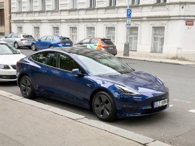 PRAG, CZECHIA - 2 Kasım 2024: Mavi Tesla Modeli 3 Arka Tekerlekli Araç Sokak 'a park edilmiş