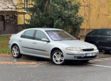 HAVIROV, CZECHIA - 15 Kasım 2024: Renault Laguna II X74 kaldırma aracı sonbaharda sokağa park edildi