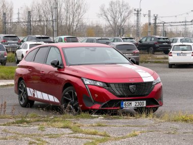 OSTRAVA, CZECHIA - 9 Kasım 2024: Red Peugeot 308 SW P5 arazi aracı