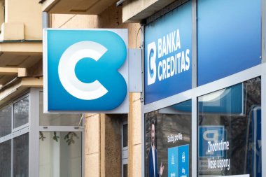 OSTRAVA, CZECHIA - 16 Aralık 2023: Ostrava-Poruba 'daki Banka Creditas şubesinin Banner' ı