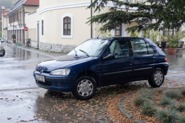 TOKAJ, HUNGARY - 27 Ekim 2023: Peugeot 106 numaralı araç yağmurda meydana gelen hafif trafik kazasında hasar gördü