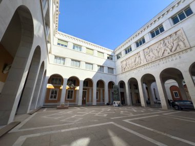 PADOVA, ITALY - 31 Ekim 2024: Padova Üniversitesi avlusu, Palazzo del Bo, kemerli