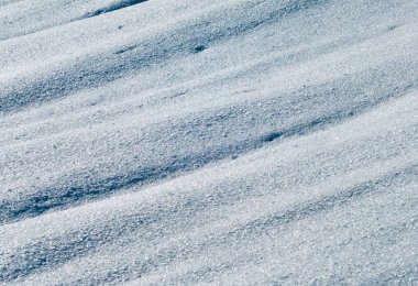 Güzel güneşli kış havasında karlı gölgeler, donmuş buzlu yüzey