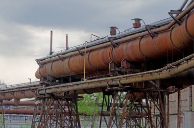 Ostrava Dolni Vitkovice bölgesindeki eski paslı sanayi boruları