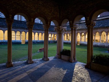 Verona 'da, Basilica di San Zeno Maggiore' da, verandalı ve sütunlu bir avlu.
