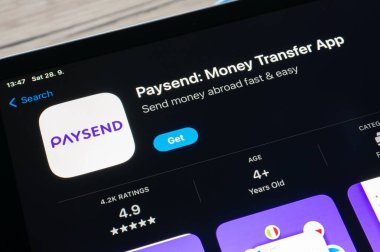 OSTRAVA, CZECHIA - 28 Eylül 2024: Paysend mobil uygulaması ile hızlı ve kolay para göndermek için Apple uygulama mağazası