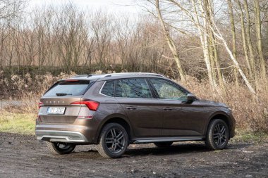 PETRVALD, CZECHIA - 29 ARALIK 2023: Skoda Kamiq geçiş aracı orman yakınında park halindeki alaşım tekerlekleri