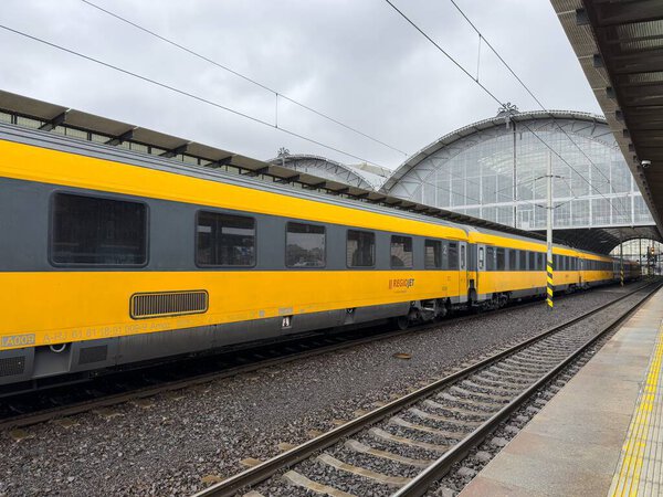 ПЕГУЕ, ЧЕШСКАЯ РЕСПУБЛИКА - 2 ноября 2024 года: Вагон поезда Czech Regiojet на главном железнодорожном вокзале города Хлавни-Надрази