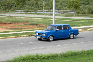 VARADERO, CUBA - 28 AĞUSTOS 2023: Mavi Lada VAZ 2105 Rus arabası Varadero, Küba sokaklarında, hafif hareket bulanıklığı etkisi