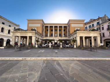PADOVA, ITALY - 30 EKİM 2024: İtalya 'nın Padova kentindeki Pedrocchi Cafe ile Eta Contemporanea Müzesi' nin geniş açı çekimi