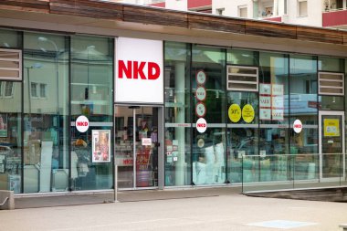 MELK, AUSTRIA - 30 Temmuz 2021: İndirim ürünleri satan NKD mağazasının vitrini