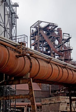 Ostrava Dolni Vitkovice bölgesindeki paslı sanayi boruları çelikten yapılmıştır.