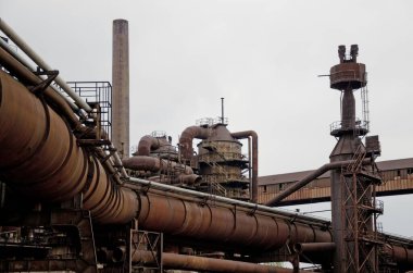 Ostrava Dolni Vitkovice bölgesindeki paslı sanayi boruları çelikten yapılmıştır.