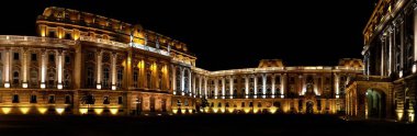 BUDAPEST, HUNGARY - 30 HAZİRAN 2013: Budapeşte 'deki Budin Kalesi Avlusu' nun anorama 'sı (Oroszlanos udvar), geceleri aç.