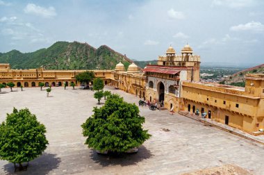JAIPUR, RAJASTAN, INDIA - 18 Temmuz 2013: Surajpol dwaar ile Hindistan 'ın Rajasthan kentindeki Jaipur yakınlarındaki Amber Fort Meydanı (Sun Gate))