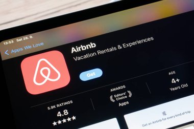 OSTRAVA, CZECHIA - 28 Eylül 2024: Airbnb mobil uygulamalı Apple uygulama mağazası