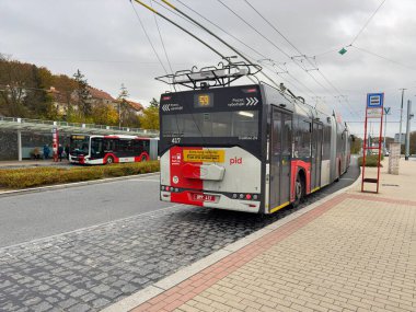 PRAG, CZECH REPUBLIC - 2 Kasım 2024: Yeni Solaris Trollino 24 Prag 'daki DPP toplu taşıma şirketinin iki kez ifade edilmiş troleybüsü