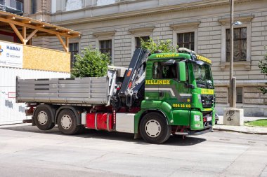 Vienna, AUSTRIA - 28 Temmuz 2021: Jellinek endüstriyel şirketinin erkek kamyonu yeniden inşa alanında