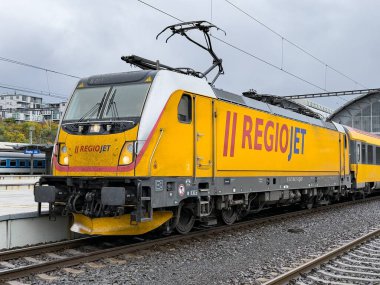 PRAG, CZECH REPUBLIC - 2 Kasım 2024: Prag ana tren istasyonundaki Regiojet bombacısı TRAXX MS 3 tren lokomotifi