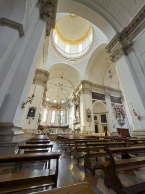 PADOVA, ITALY - 30 Ekim 2024: Saint Mary of the Assumption (Duomo di Padova) Kilisesi Bazilika Katedrali, dikey