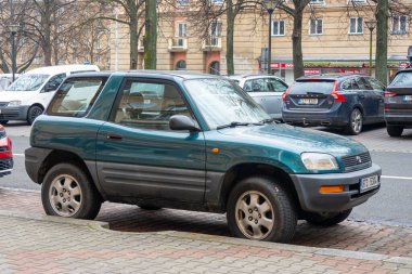 OSTRAVA, CZECHIA - 16 ARALIK 2023: Mavi Toyota RAV-4 XA10 1. nesil SUV