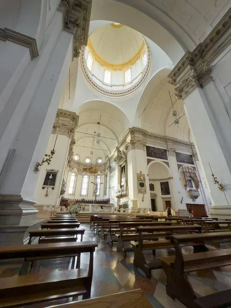 PADOVA, ITALY - 30 Ekim 2024: Saint Mary of the Assumption (Duomo di Padova) Kilisesi Bazilika Katedrali, dikey