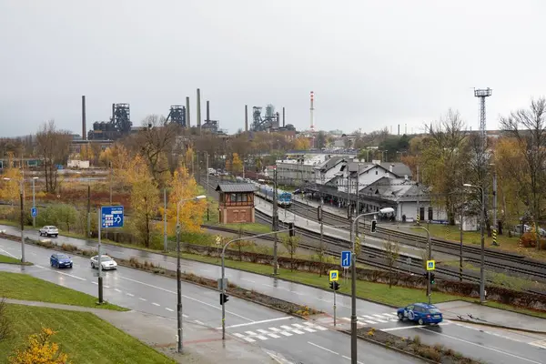 OSTRAVA, CZECH Cumhuriyet - 24 Kasım 2023: Rekonstrüksiyon öncesi Ostrava Stred tren istasyonu, kömür madenleri ve arka plandaki bacalar