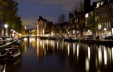 Amsterdam su kanalı Güzel bir gecede yansımalarla