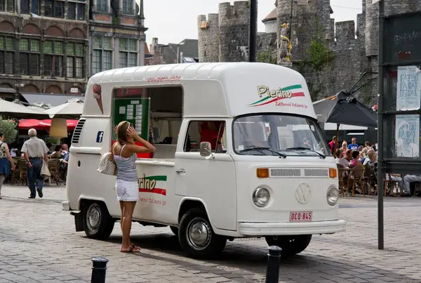 GHENT, BELGIUM - 21 AĞUSTOS 2011 Gent, Belçika 'da dondurma alan genç bir kadın. Fotoğraf, eski balık pazarının bulunduğu Sint-Veerleplein 'da çekildi..