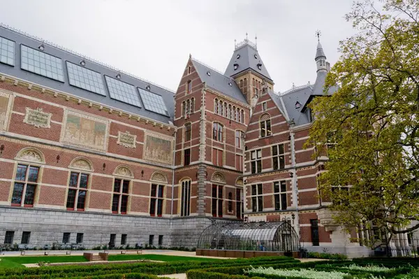 Bulutlu sonbahar gününde Hollanda, Amsterdam 'da bulunan Rijksmuseum