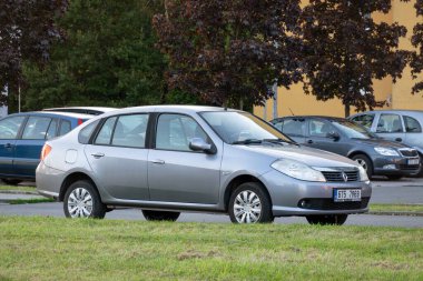HAVIROV, CZECHIA - 14 Temmuz 2023: Renault Thalia Clio Sembol Sedan arabası sokağa park edildi