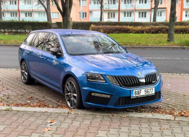 OSTRAVA, CZECHIA - 18 Kasım 2024: Mavi Skoda Octavia RS Combi arazi aracı caddeye park edildi
