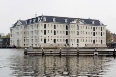 AMSTERDAM, NETHERLANDS - 8 Kasım 2013: Amsterdam, Hollanda 'daki Şehit Müzesinin Yansıması