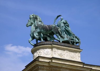 Macaristan 'ın Budapeşte kentindeki Kahramanlar Meydanı' nda savaş arabası heykeli.