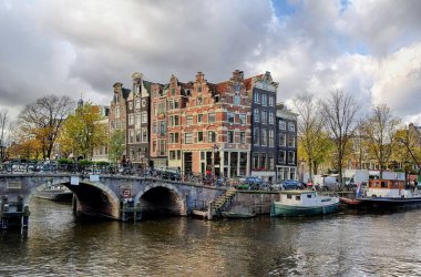 AMSTERDAM, NETHERLANDS - 9 Kasım 2013: Amsterdam, Avrupa 'da Brouwersgracht ve Prinsengracht' ın köşesi