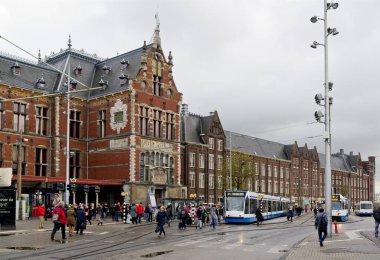 AMSTERDAM, NETHERLANDS - NOVEMBER 7, 2013: Amsterdam Centraal Station, Amsterdam, Hollanda 'daki ana tren ve tramvay istasyonu, GVB şirketi tarafından işletilen Avrupa. 