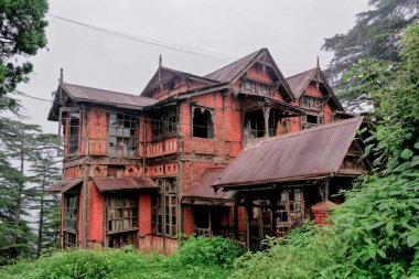 Pencereleri kırık çok eski bir tuğla ev.