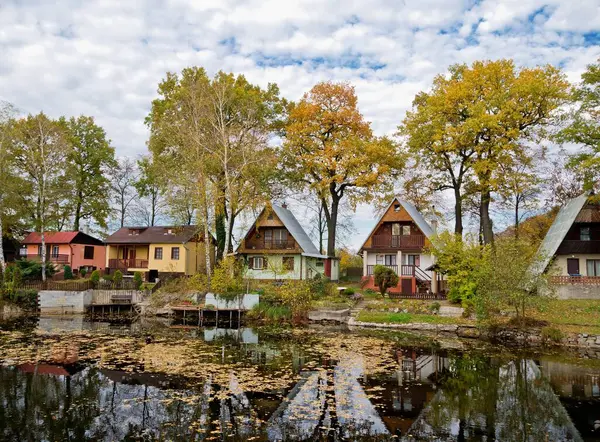 Sonbaharda bir gölün kıyısında az sayıda chalet