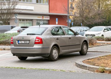 OSTRAVA, CZECH REPUBLIC - 4 Kasım 2024: Kahverengi temel Skoda Octavia II kaldırma aracı