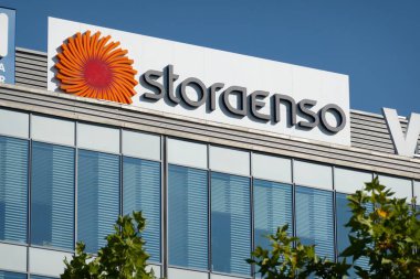 OSTRAVA, CZECHIA - 28 Eylül 2023: Storaenso Banner of Storaenso şirketi ağaçların arkasındaki modern ofis binasında