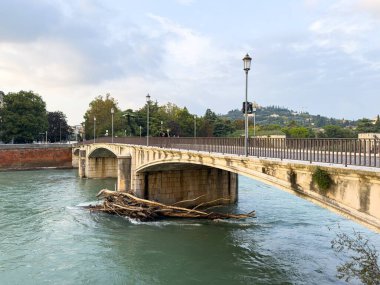VERONA, ITALY - 28 EKİM 2024: Adige nehri ve Ponte Garibaldi ile İtalya 'da Verona şehri